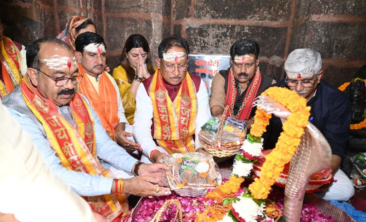 नववर्ष पर मुख्यमंत्री श्री विष्णुदेव साय व केंद्रीय पर्यटन मंत्री ने भोरमदेव मंदिर में की पूजा-अर्चना नववर्ष पर मुख्यमंत्री श्री विष्णुदेव साय व केंद्रीय पर्यटन मंत्री ने भोरमदेव मंदिर में की पूजा-अर्चना