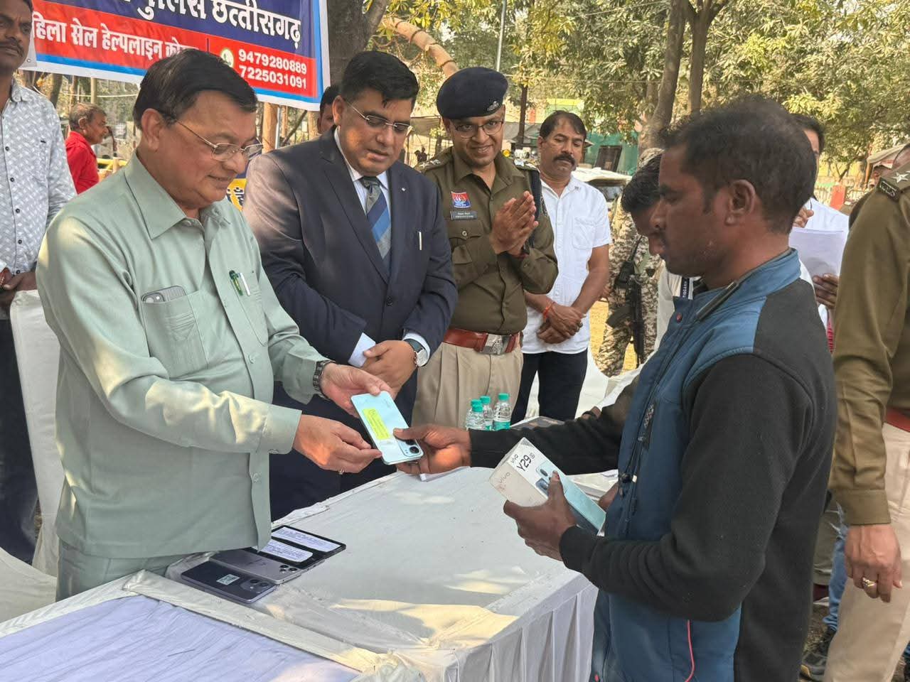 नव वर्ष के पहले दिन खिले 100 नागरिकों के चेहरे, लंबे समय से गुम हो चुके मोबाईल लौटाए नव वर्ष के पहले दिन खिले 100 नागरिकों के चेहरे, लंबे समय से गुम हो चुके मोबाईल लौटाए