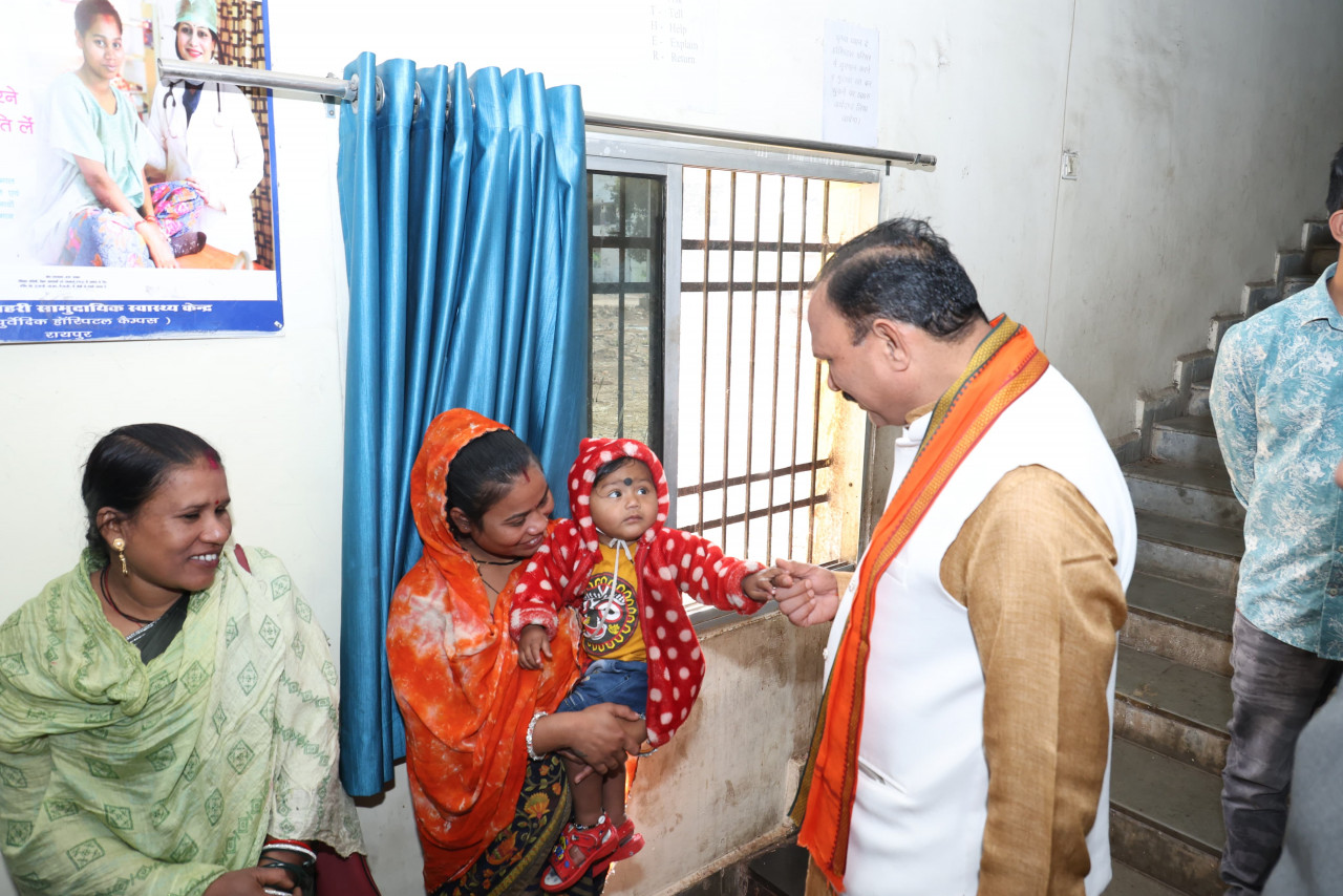 स्वास्थ्य मंत्री श्री श्याम बिहारी जायसवाल ने किया शहरी सामुदायिक स्वास्थ्य केंद्र का निरीक्षण, व्यवस्थाओं को सुदृढ़ करने के दिए निर्देश स्वास्थ्य मंत्री श्री श्याम बिहारी जायसवाल ने किया शहरी सामुदायिक स्वास्थ्य केंद्र का निरीक्षण, व्यवस्थाओं को सुदृढ़ करने के दिए निर्देश