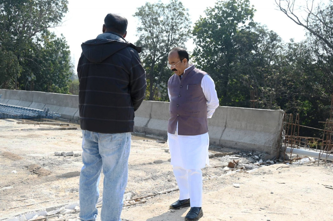 उप मुख्यमंत्री श्री अरुण साव ने पुल निर्माण कार्य का किया औचक निरीक्षण उप मुख्यमंत्री श्री अरुण साव ने पुल निर्माण कार्य का किया औचक निरीक्षण