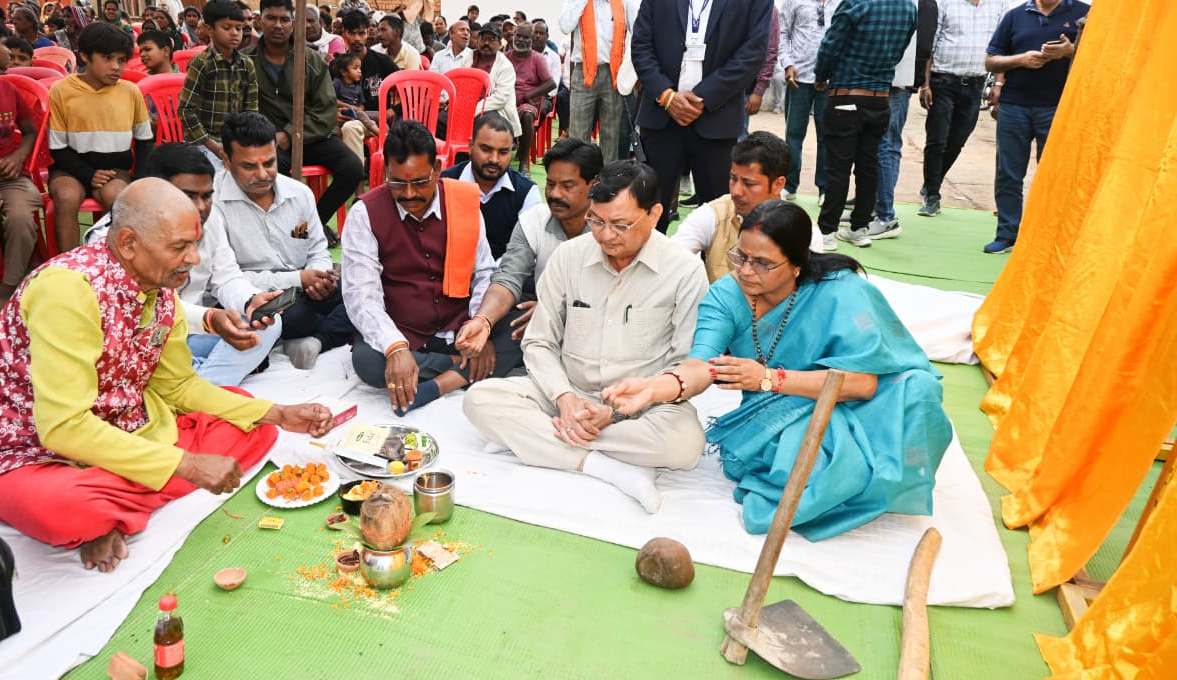 उद्योग मंत्री श्री देवांगन ने दर्री क्षेत्र क़े 5 शासकीय स्कूलों को नवीन भवन की दी सौगात उद्योग मंत्री श्री देवांगन ने दर्री क्षेत्र क़े 5 शासकीय स्कूलों को नवीन भवन की दी सौगात