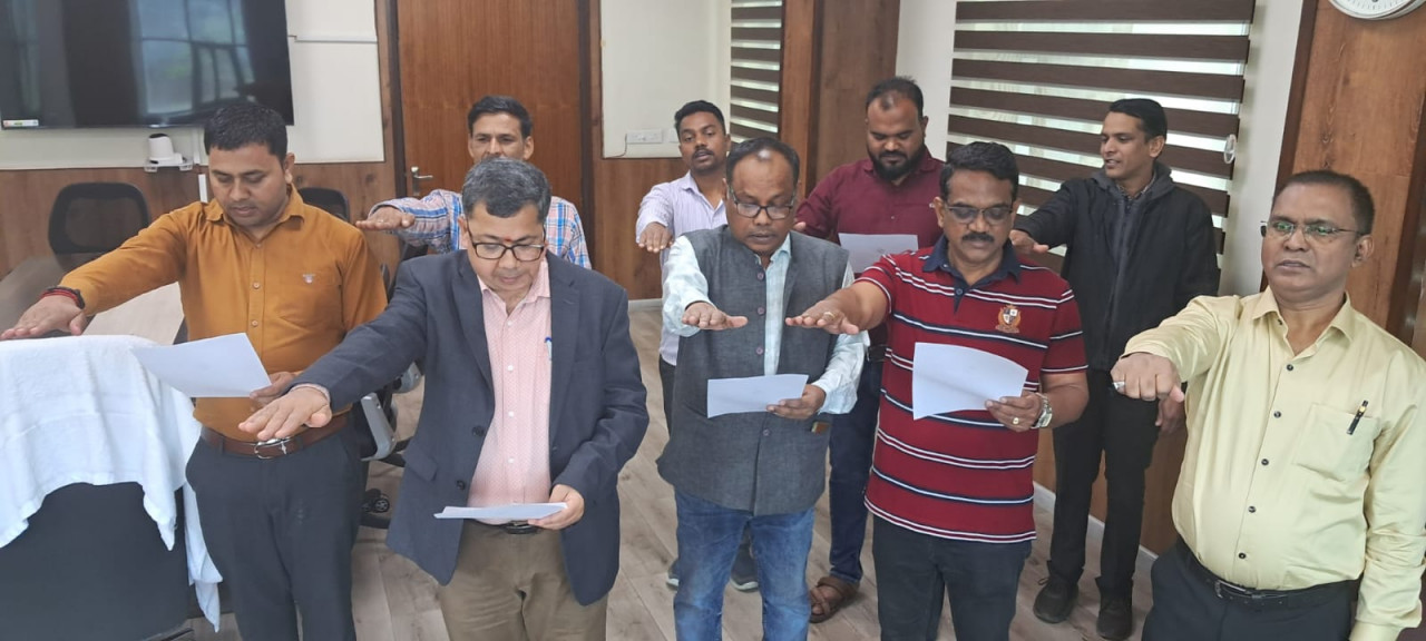 स्वास्थ्य भवन में राष्ट्रीय मतदाता दिवस पर ली गई मतदान के प्रति प्रतिबद्धता की शपथ स्वास्थ्य भवन में राष्ट्रीय मतदाता दिवस पर ली गई मतदान के प्रति प्रतिबद्धता की शपथ