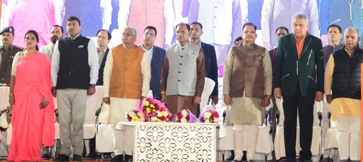 वन्देमातरम गीत आजादी का शस्त्र : मुख्यमंत्री श्री विष्णु देव साय वन्देमातरम गीत आजादी का शस्त्र : मुख्यमंत्री श्री विष्णु देव साय