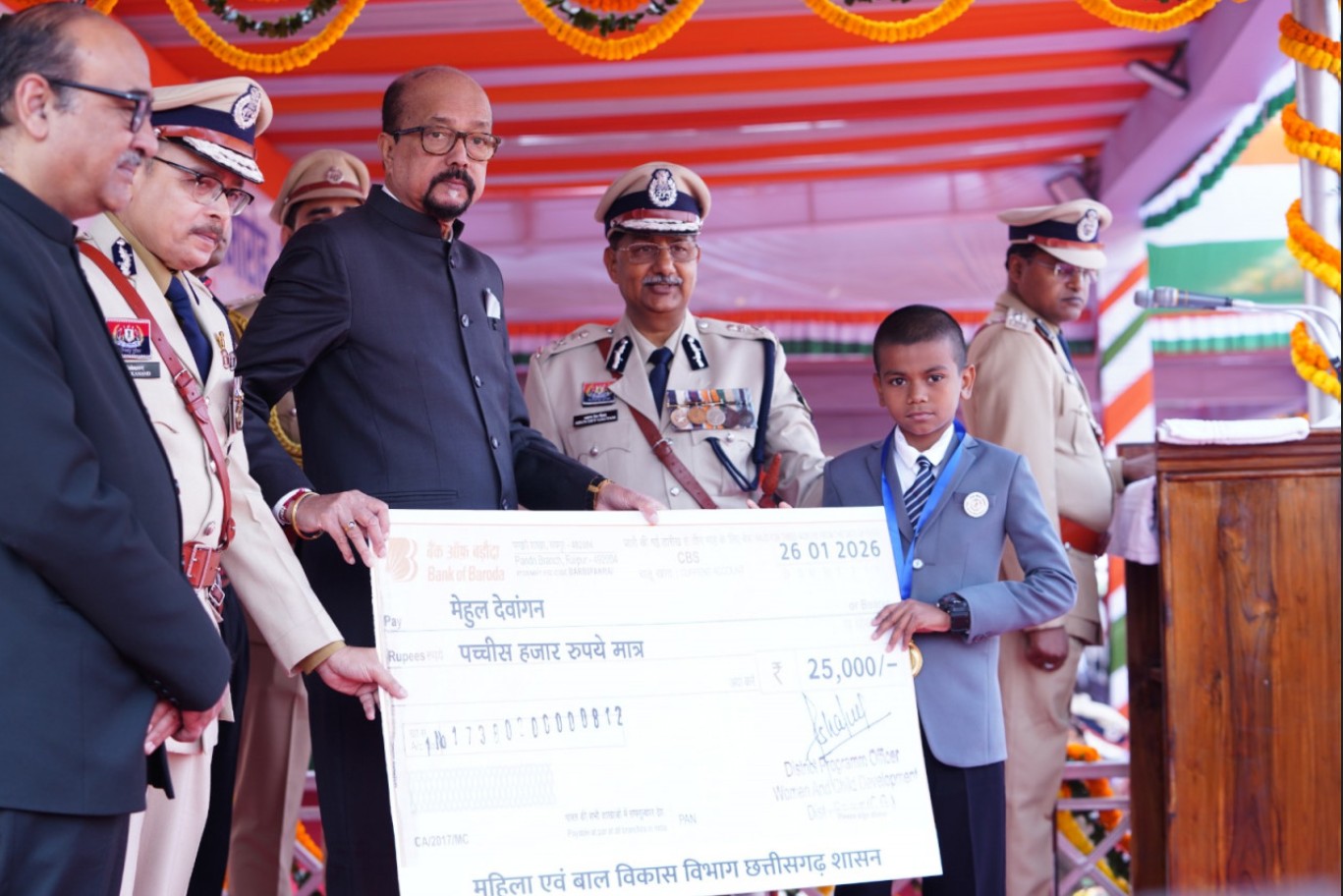 राज्यपाल श्री रमेन डेका ने राजधानी के मुख्य समारोह में विजेताओं को किया सम्मानित राज्यपाल श्री रमेन डेका ने राजधानी के मुख्य समारोह में विजेताओं को किया सम्मानित