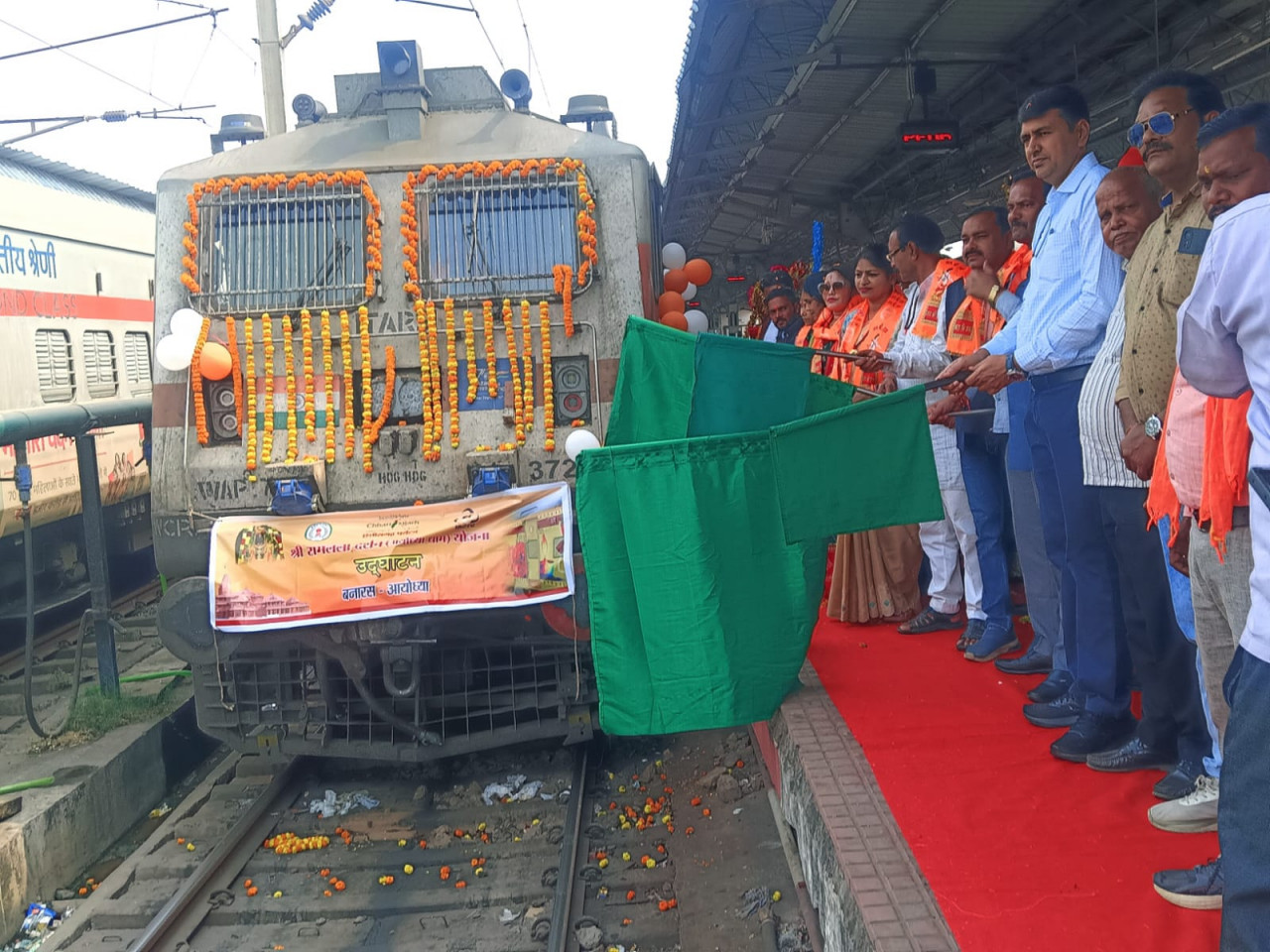 850 श्रद्धालुओं का जत्था अयोध्या धाम एवं काशी विश्वनाथ के दर्शन के लिए भारत गौरव स्पेशल ट्रेन से अयोध्या रवाना 850 श्रद्धालुओं का जत्था अयोध्या धाम एवं काशी विश्वनाथ के दर्शन के लिए भारत गौरव स्पेशल ट्रेन से अयोध्या रवाना