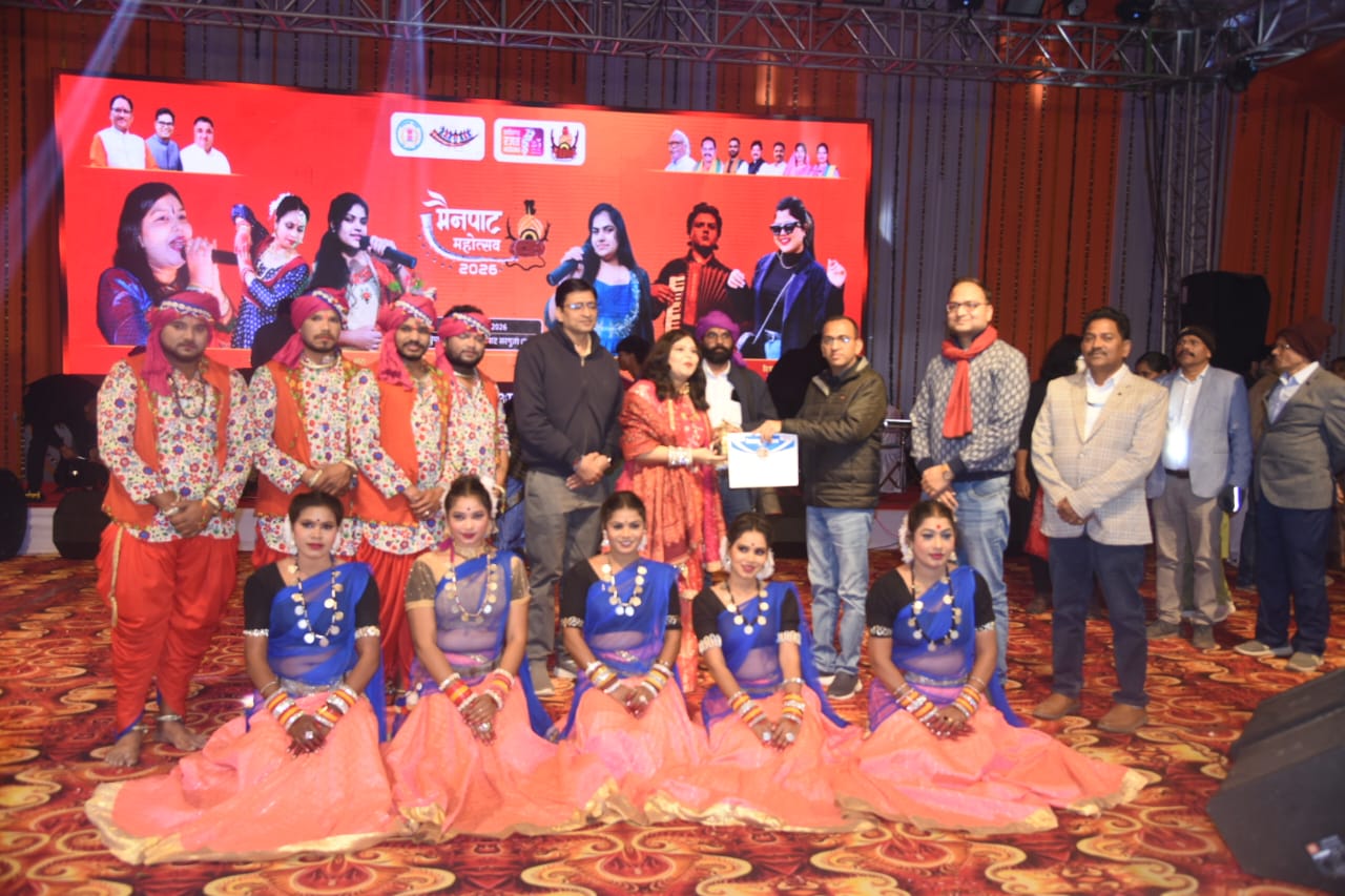 लोकसंगीत और बॉलीवुड सुरों से सजा मैनपाट महोत्सव का दूसरा दिन लोकसंगीत और बॉलीवुड सुरों से सजा मैनपाट महोत्सव का दूसरा दिन