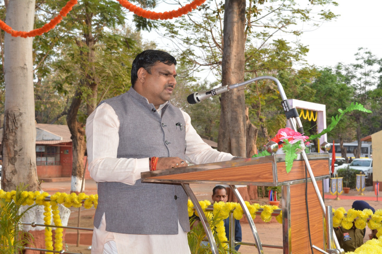 नेताजी सुभाष चंद्र बोस राज्य पुलिस अकादमी में 870 प्रशिक्षु उपनिरीक्षकों हेतु संवादात्मक प्रशिक्षण कार्यक्रम : शिक्षा मंत्री श्री गजेंद्र यादव ने किया मार्गदर्शन नेताजी सुभाष चंद्र बोस राज्य पुलिस अकादमी में 870 प्रशिक्षु उपनिरीक्षकों हेतु संवादात्मक प्रशिक्षण कार्यक्रम : शिक्षा मंत्री श्री गजेंद्र यादव ने किया मार्गदर्शन