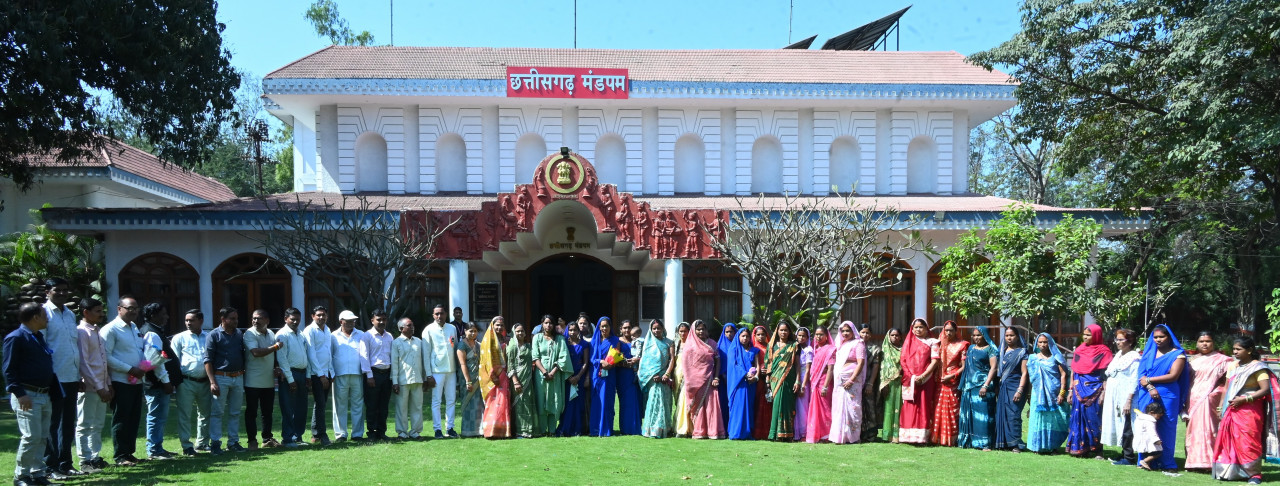 राज्यपाल के गोद ग्राम टेमरी के ग्रामीणों ने किया लोकभवन का भ्रमण राज्यपाल के गोद ग्राम टेमरी के ग्रामीणों ने किया लोकभवन का भ्रमण