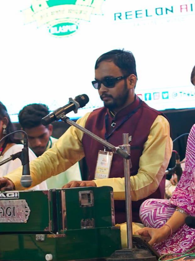 दृष्टि दिव्यांगता पर संकल्प की जीत: आत्मनिर्भरता की मिसाल बने श्री अभिनंदन, अब गढ़ रहे नई प्रतिभाओं का भविष्य दृष्टि दिव्यांगता पर संकल्प की जीत: आत्मनिर्भरता की मिसाल बने श्री अभिनंदन, अब गढ़ रहे नई प्रतिभाओं का भविष्य