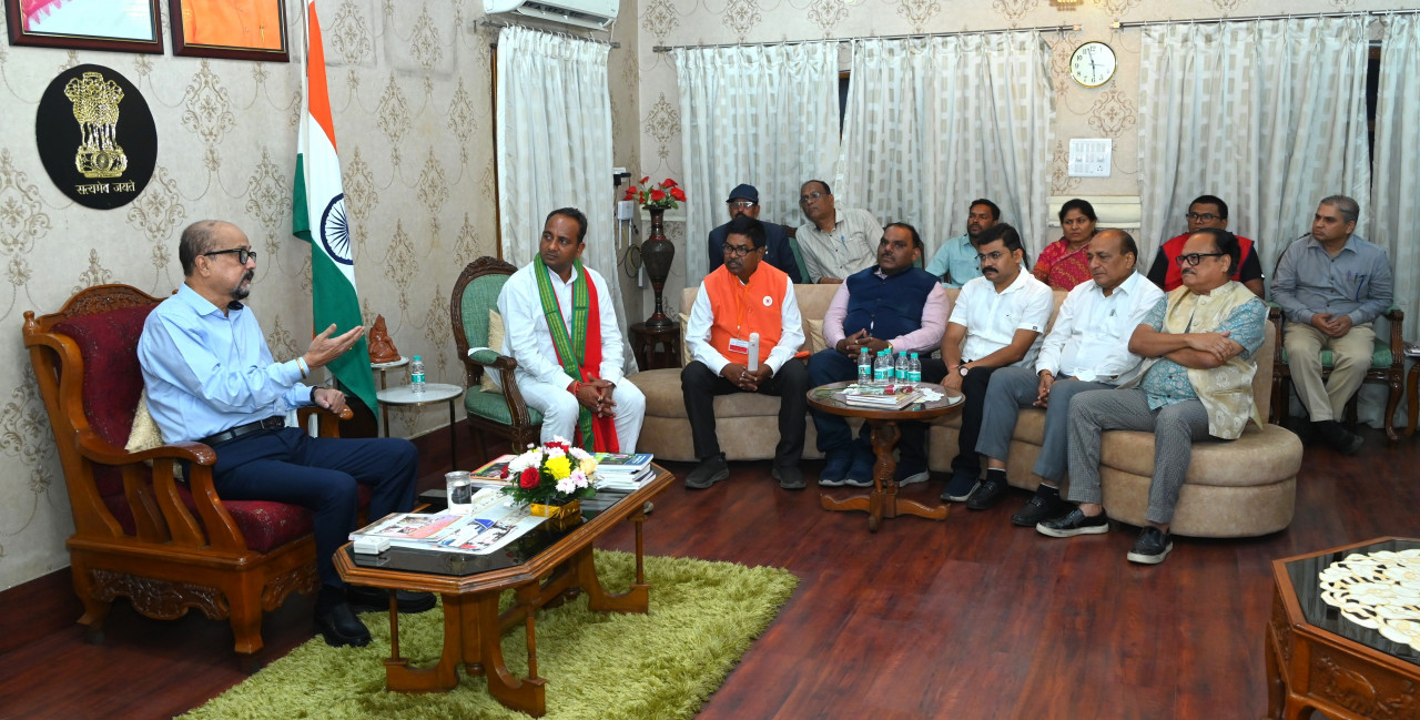 राज्यपाल श्री डेका से छत्तीसगढ़ रेडक्रॉस सोसायटी की नवगठित प्रबंध समिति ने की सौजन्य भेंट राज्यपाल श्री डेका से छत्तीसगढ़ रेडक्रॉस सोसायटी की नवगठित प्रबंध समिति ने की सौजन्य भेंट