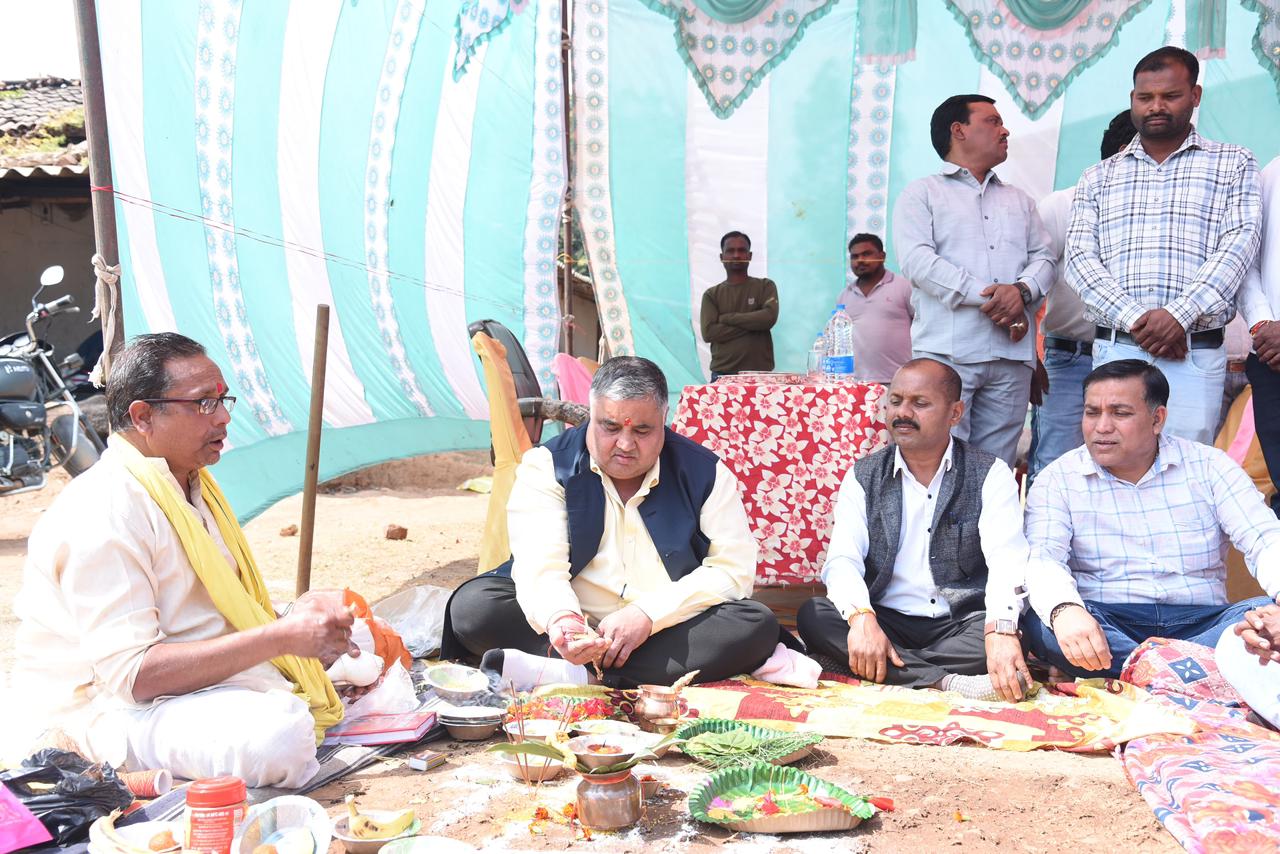 पर्यटन एवं संस्कृति मंत्री श्री राजेश अग्रवाल ने लखनपुर क्षेत्र में 259.68 लाख रू. के विकास कार्यों का किया भूमिपूजन पर्यटन एवं संस्कृति मंत्री श्री राजेश अग्रवाल ने लखनपुर क्षेत्र में 259.68 लाख रू. के विकास कार्यों का किया भूमिपूजन