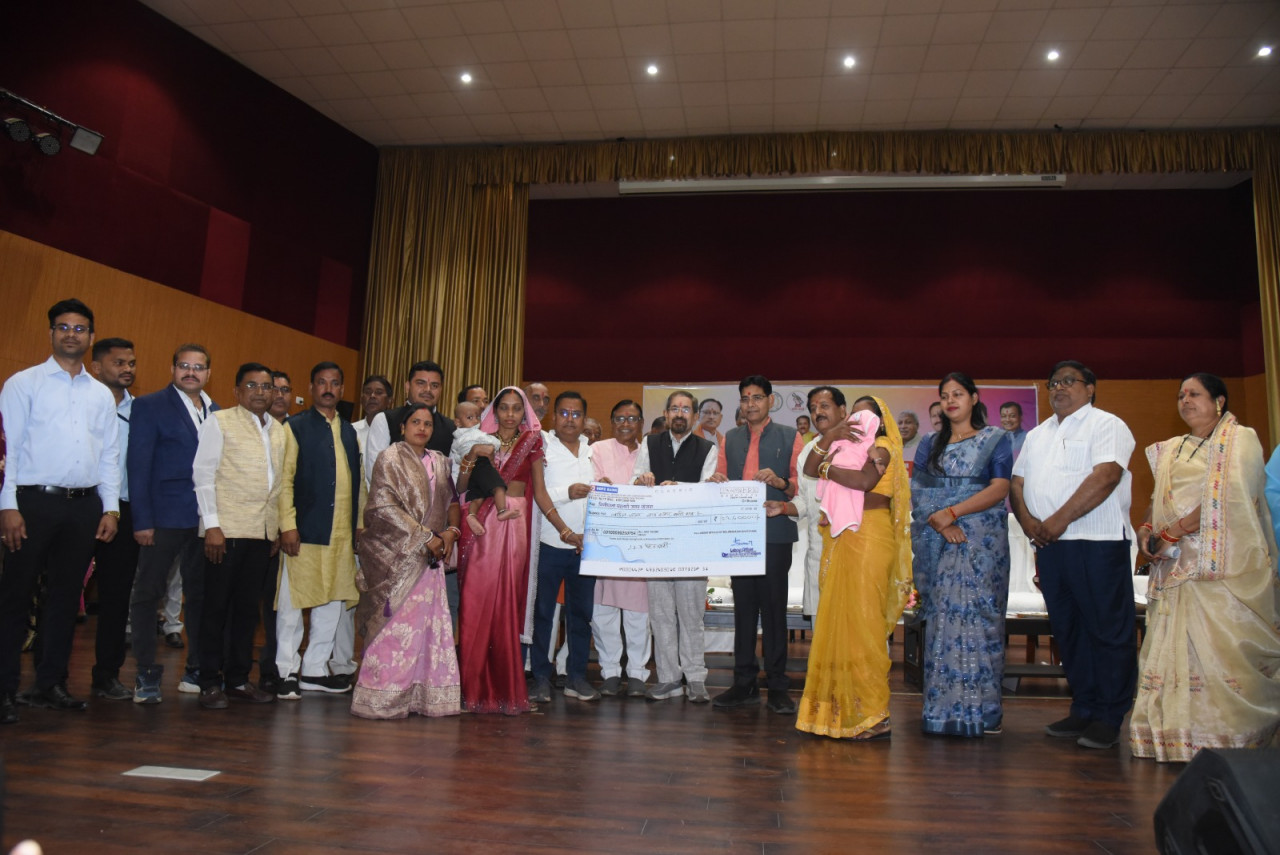 श्रम विभाग की कल्याणकारी योजनाओं का अधिक से अधिक लाभ लेने श्रमिक भाई -बहन बनें जागरूक- राजस्व मंत्री श्री वर्मा श्रम विभाग की कल्याणकारी योजनाओं का अधिक से अधिक लाभ लेने श्रमिक भाई -बहन बनें जागरूक- राजस्व मंत्री श्री वर्मा