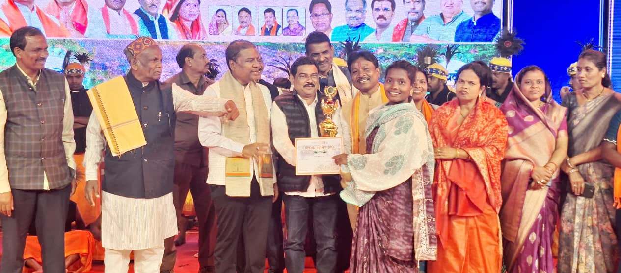 वन मंत्री श्री कश्यप ने नारायणपुर में 65 करोड़ 96 लाख रूपए से अधिक के विकास कार्यों का किया भूमिपूजन वन मंत्री श्री कश्यप ने नारायणपुर में 65 करोड़ 96 लाख रूपए से अधिक के विकास कार्यों का किया भूमिपूजन