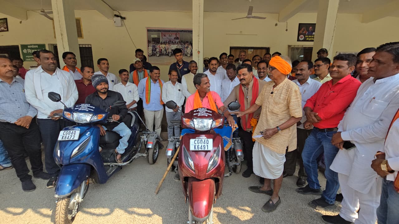 उपमुख्यमंत्री श्री विजय शर्मा की तत्परता से दो दिव्यांगों को मिली स्कूटी उपमुख्यमंत्री श्री विजय शर्मा की तत्परता से दो दिव्यांगों को मिली स्कूटी