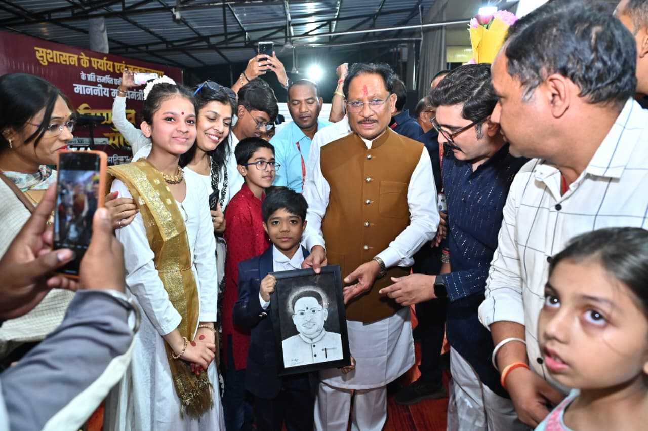 मुख्यमंत्री श्री विष्णुदेव साय को मिलीं जन-जन की शुभकामनाएं, जन्मदिन पर मुख्यमंत्री निवास बना उल्लास का केंद्र मुख्यमंत्री श्री विष्णुदेव साय को मिलीं जन-जन की शुभकामनाएं, जन्मदिन पर मुख्यमंत्री निवास बना उल्लास का केंद्र