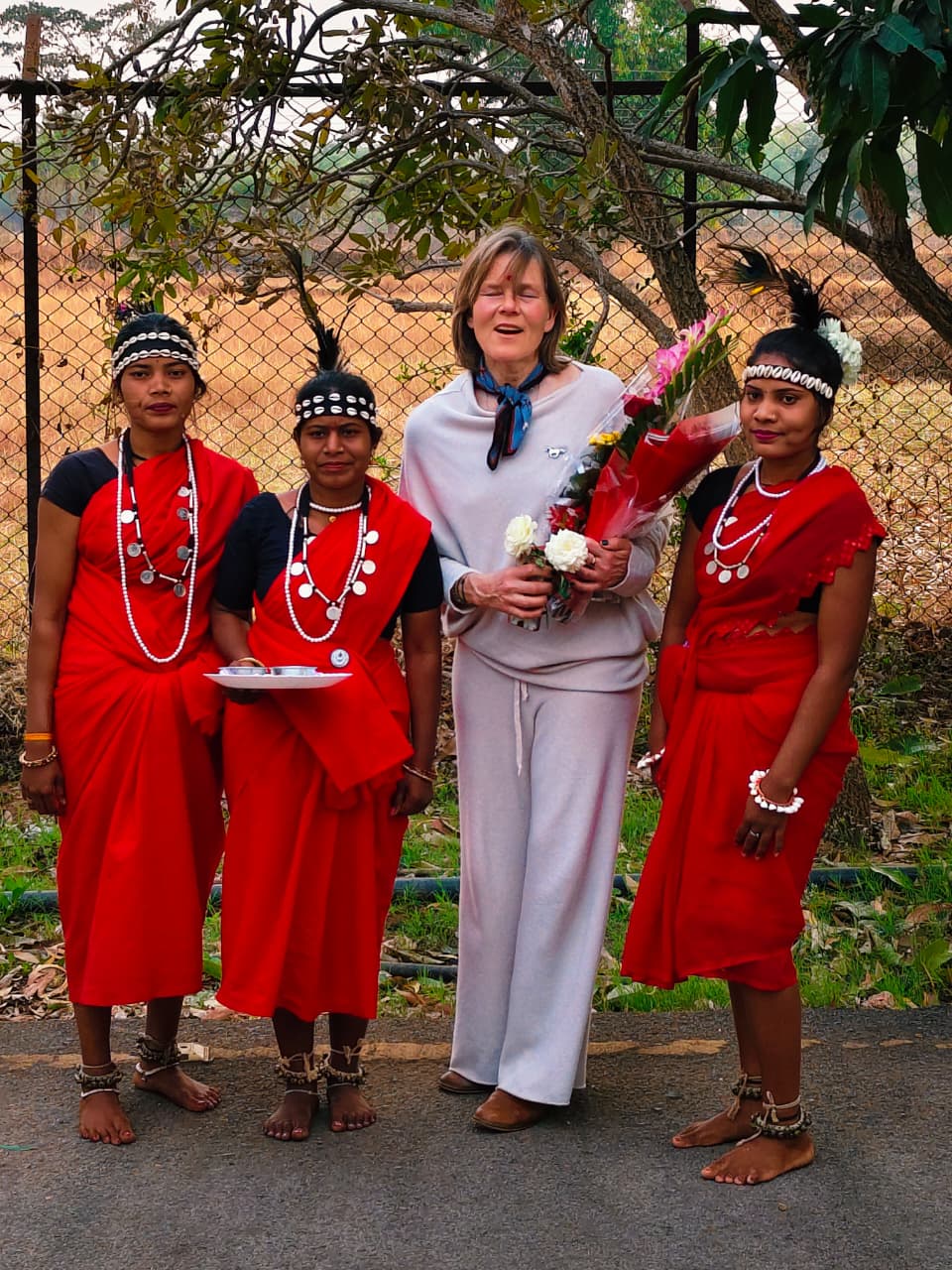 पर्यटन विशेषज्ञ सुश्री किर्सी ने ग्रामीण महिलाओं संग किया महुआ संग्रहण, बस्तर की जैव विविधता और लोकसंस्कृति से हुए अभिभूत पर्यटन विशेषज्ञ सुश्री किर्सी ने ग्रामीण महिलाओं संग किया महुआ संग्रहण, बस्तर की जैव विविधता और लोकसंस्कृति से हुए अभिभूत