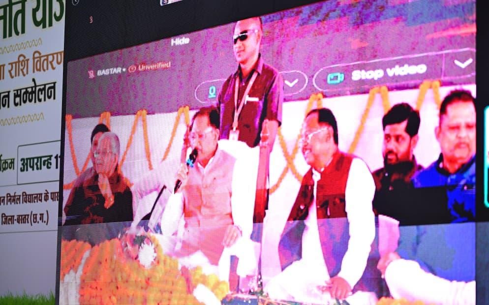 मुख्यमंत्री श्री विष्णु देव साय ने महिला कृषक बसंती को दी बधाई मुख्यमंत्री श्री विष्णु देव साय ने महिला कृषक बसंती को दी बधाई