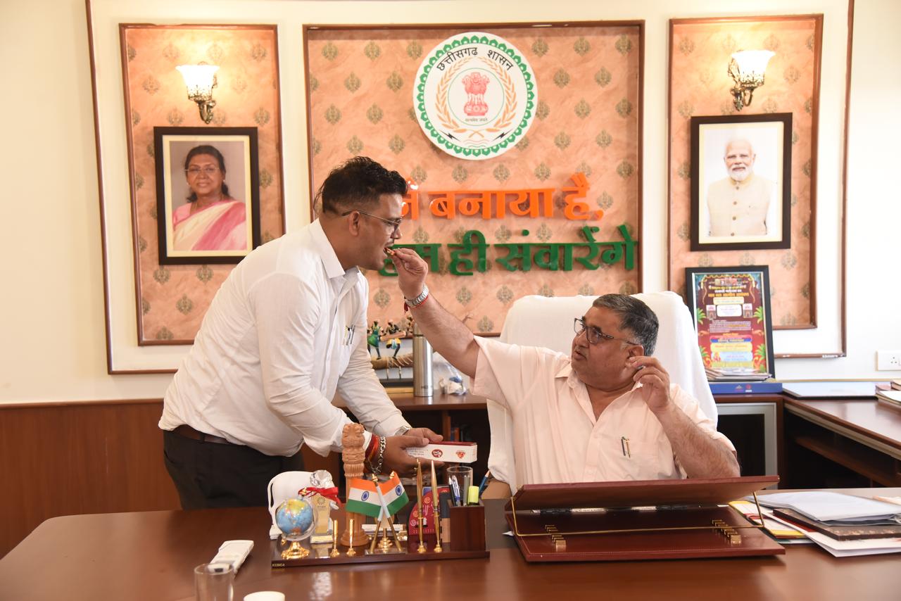 पर्यटन एवं संस्कृति मंत्री श्री राजेश अग्रवाल के निज सहायक श्री कौस्तुभ पांडेय को डॉ. सी.वी. रमन विश्वविद्यालय से पीएचडी की उपाधि पर्यटन एवं संस्कृति मंत्री श्री राजेश अग्रवाल के निज सहायक श्री कौस्तुभ पांडेय को डॉ. सी.वी. रमन विश्वविद्यालय से पीएचडी की उपाधि