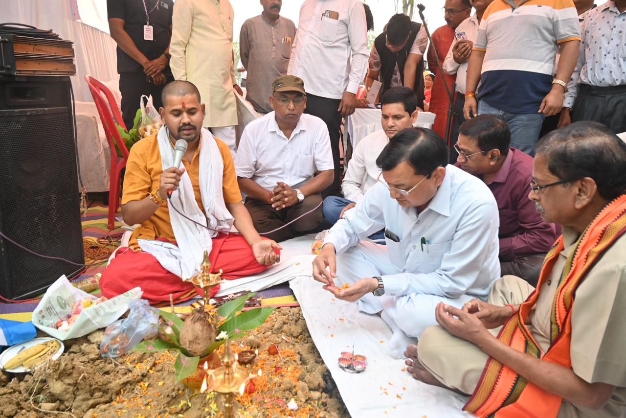 उद्योग मंत्री श्री देवांगन ने श्री चंदपुरिहा कंसोधन वैश्य गुप्ता समाज को सामुदायिक भवन की दी सौगात उद्योग मंत्री श्री देवांगन ने श्री चंदपुरिहा कंसोधन वैश्य गुप्ता समाज को सामुदायिक भवन की दी सौगात