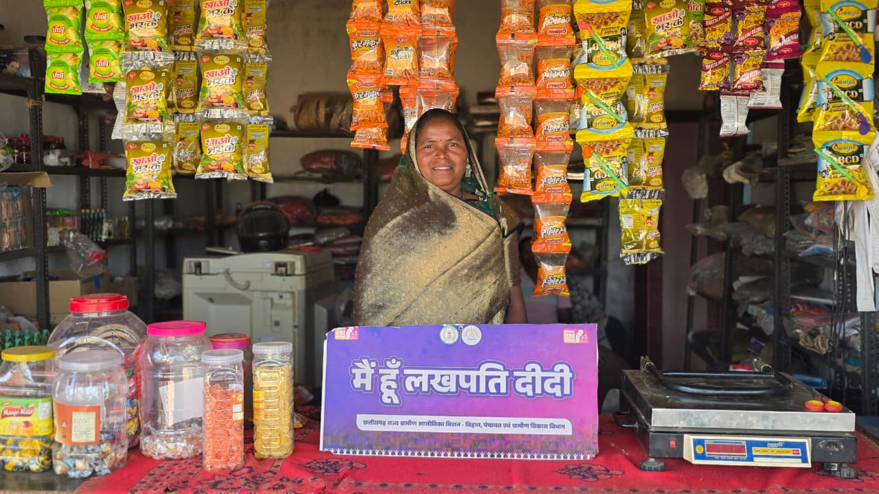 बिहान से जुड़कर भगवती की बदली किस्मत, ईंट निर्माण और किराना व्यवसाय से बनीं ‘लखपति दीदी’ बिहान से जुड़कर भगवती की बदली किस्मत, ईंट निर्माण और किराना व्यवसाय से बनीं ‘लखपति दीदी’