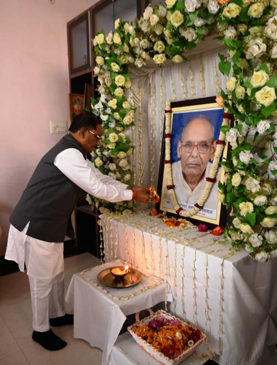 मुख्यमंत्री श्री साय ने रामानुजगंज के श्री ओमप्रकाश जायसवाल के पिताजी के निधन पर सांत्वना देने पहुंचे मुख्यमंत्री श्री साय ने रामानुजगंज के श्री ओमप्रकाश जायसवाल के पिताजी के निधन पर सांत्वना देने पहुंचे