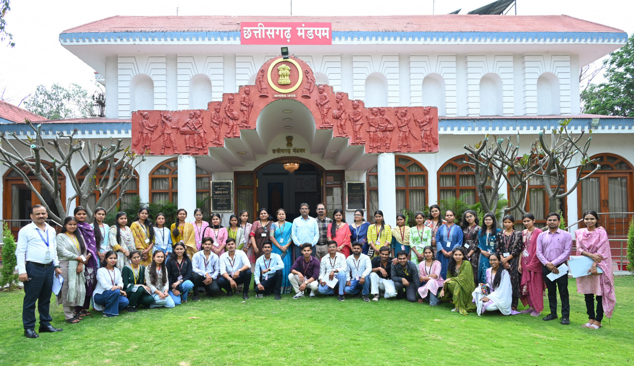 पहली बार महाविद्यालय के विद्यार्थियों ने किया लोकभवन का भ्रमण…… पहली बार महाविद्यालय के विद्यार्थियों ने किया लोकभवन का भ्रमण……