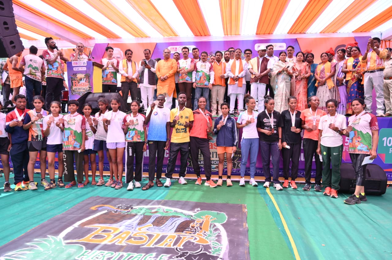 बस्तर हेरिटेज मैराथन 2026 : 9,800 से अधिक धावकों के साथ रचा इतिहास, वैश्विक मंच पर चमका बस्तर बस्तर हेरिटेज मैराथन 2026 : 9,800 से अधिक धावकों के साथ रचा इतिहास, वैश्विक मंच पर चमका बस्तर