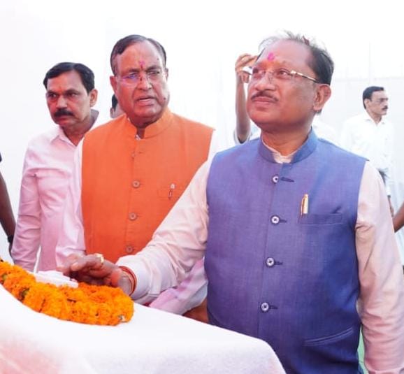 मुख्यमंत्री श्री विष्णुदेव साय ने बड़ादेव की पूजा कर प्रदेशवासियों की सुख-समृद्धि की कामना की मुख्यमंत्री श्री विष्णुदेव साय ने बड़ादेव की पूजा कर प्रदेशवासियों की सुख-समृद्धि की कामना की