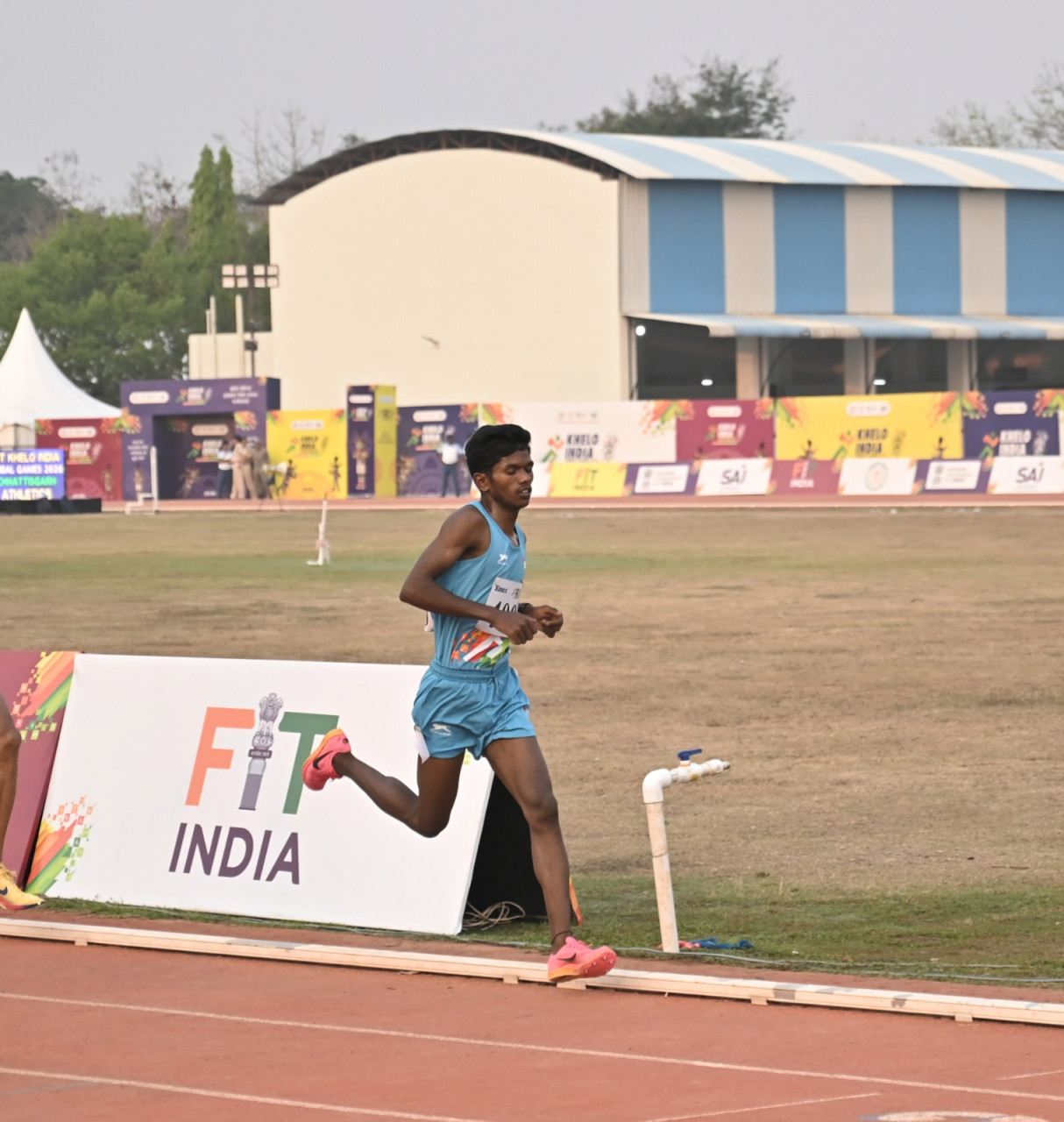 ख़ुद से सीखने वाले सूरज माशी ने उधार के स्पाइक्स पहन जीता 5000 मीटर का रजत पदक ख़ुद से सीखने वाले सूरज माशी ने उधार के स्पाइक्स पहन जीता 5000 मीटर का रजत पदक