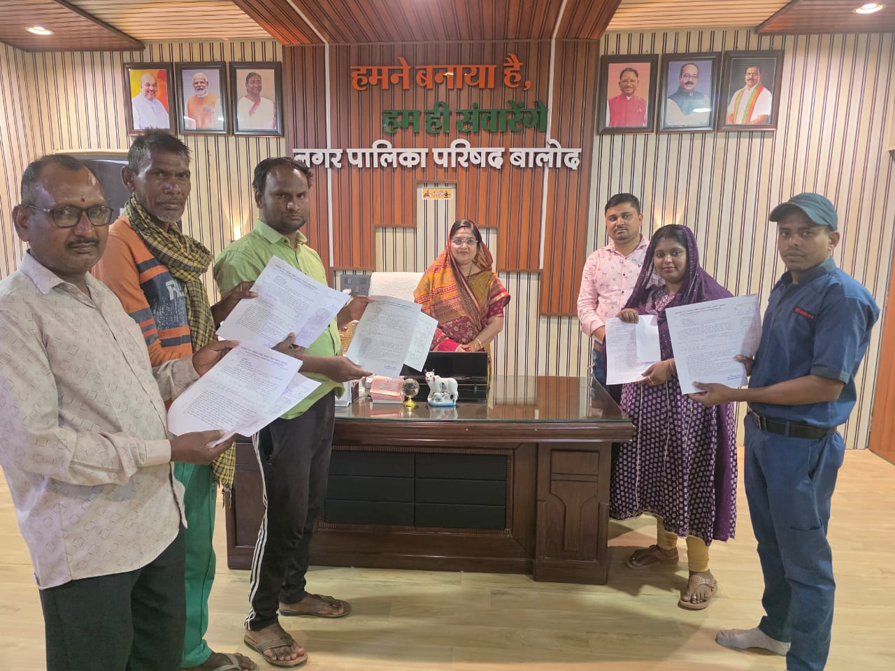 प्रधानमंत्री आवास योजना (शहरी) 2.0 के तहत बालोद के हितग्राहियों को स्वीकृति पत्र वितरित, नगर पालिका अध्यक्ष प्रतिभा चौधरी ने दी शुभकामनाएं…. प्रधानमंत्री आवास योजना (शहरी) 2.0 के तहत बालोद के हितग्राहियों को स्वीकृति पत्र वितरित, नगर पालिका अध्यक्ष प्रतिभा चौधरी ने दी शुभकामनाएं….