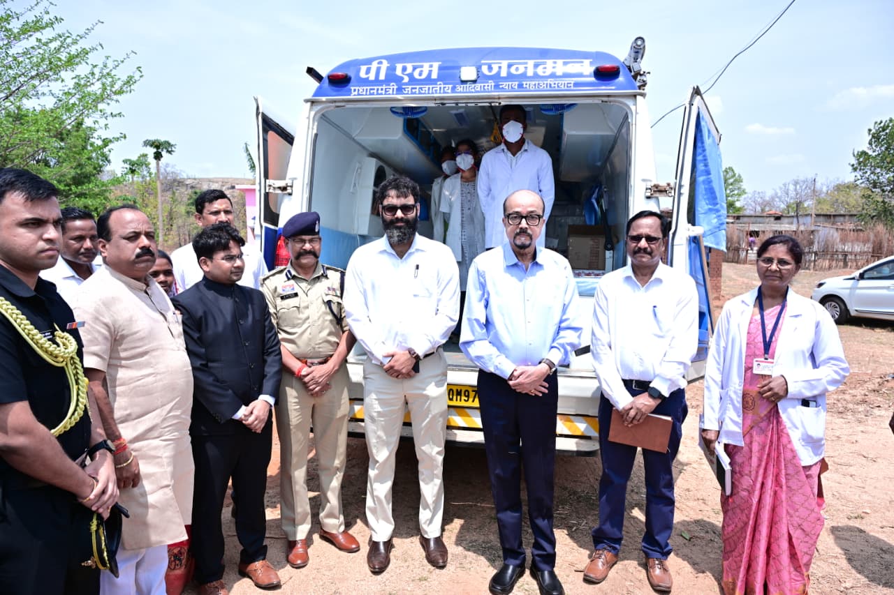 राज्यपाल श्री रमेन डेका ने बेहराखार में पीएम जनमन अंतर्गत संचालित मोबाइल मेडिकल यूनिट का किया अवलोकन राज्यपाल श्री रमेन डेका ने बेहराखार में पीएम जनमन अंतर्गत संचालित मोबाइल मेडिकल यूनिट का किया अवलोकन