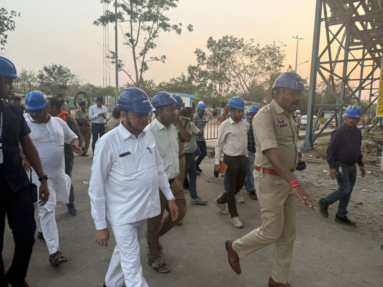 उद्योग एवं सार्वजनिक उपक्रम मंत्री श्री लखनलाल देवांगन ने किया वेदांता पावर प्लांट के घटनास्थल का निरीक्षण उद्योग एवं सार्वजनिक उपक्रम मंत्री श्री लखनलाल देवांगन ने किया वेदांता पावर प्लांट के घटनास्थल का निरीक्षण