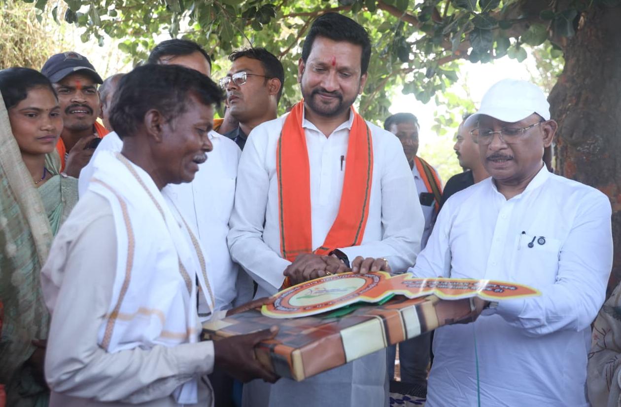 सुशासन तिहार : मुख्यमंत्री श्री विष्णु देव साय ने पीएम जनमन के हितग्राही को सौंपी खुशियों की चाबी