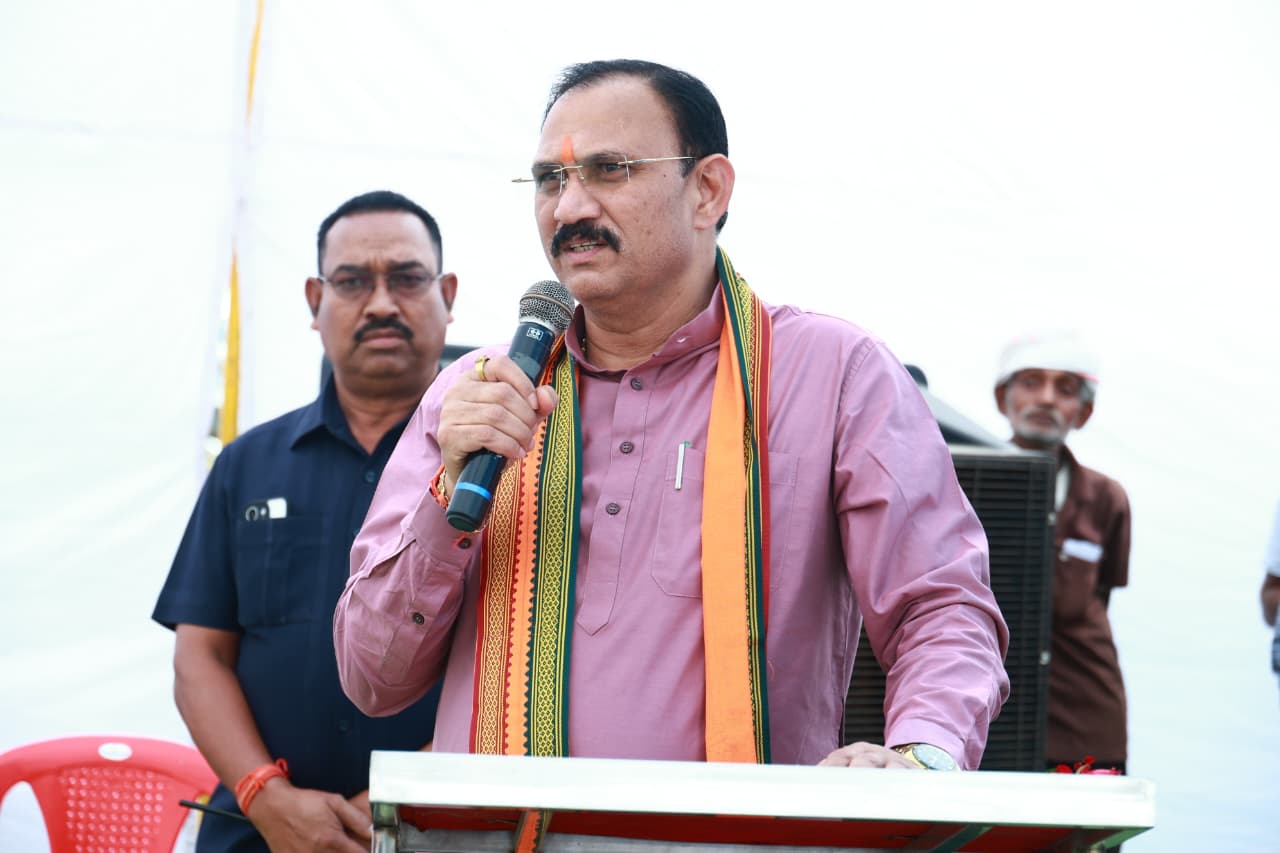 स्वास्थ्य मंत्री श्री श्याम बिहारी जायसवाल ने सुशासन तिहार के तहत जनसमस्या निवारण शिविर में सुनीं ग्रामीणों की समस्याएं
