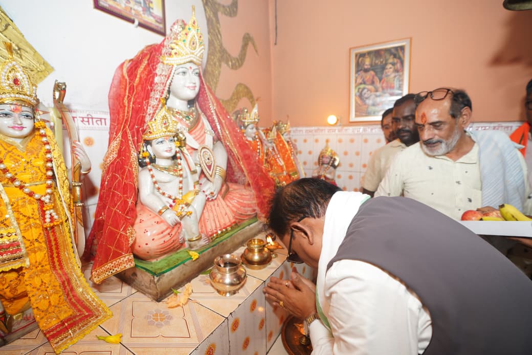 सुशासन तिहार के दौरान मुख्यमंत्री श्री विष्णुदेव साय पहुंचे कोसला धाम सुशासन तिहार के दौरान मुख्यमंत्री श्री विष्णुदेव साय पहुंचे कोसला धाम