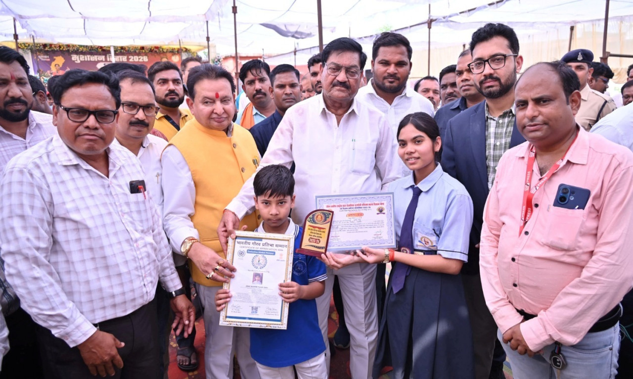 मंत्री दयाल दास बघेल ने बाल वैज्ञानिक सृष्टि और पीयूष को किया सम्मानित