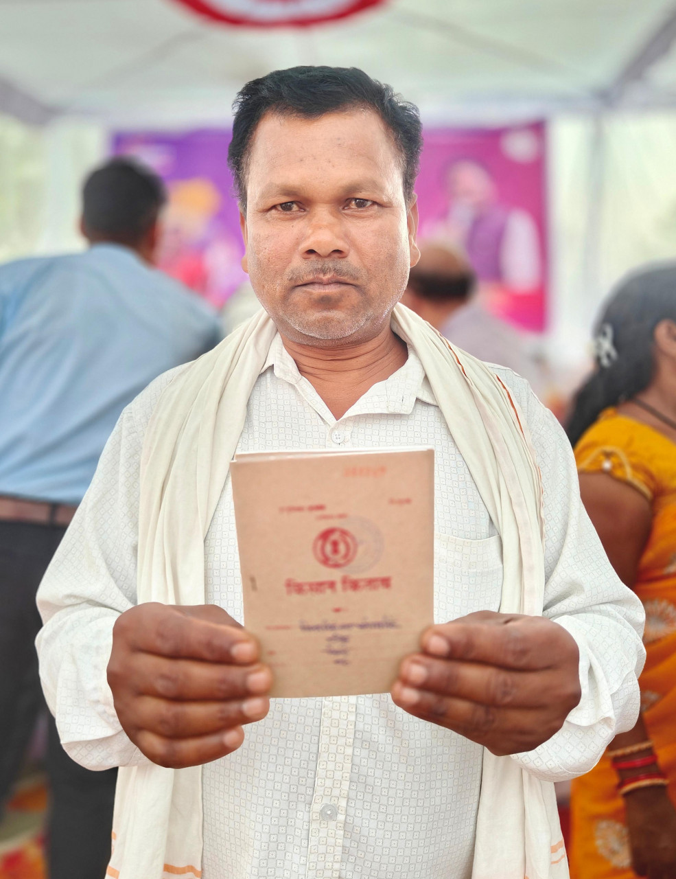 जनसमस्या निवारण शिविर में किसानों को मिली किसान पुस्तिका, चेहरों पर दिखी खुशी