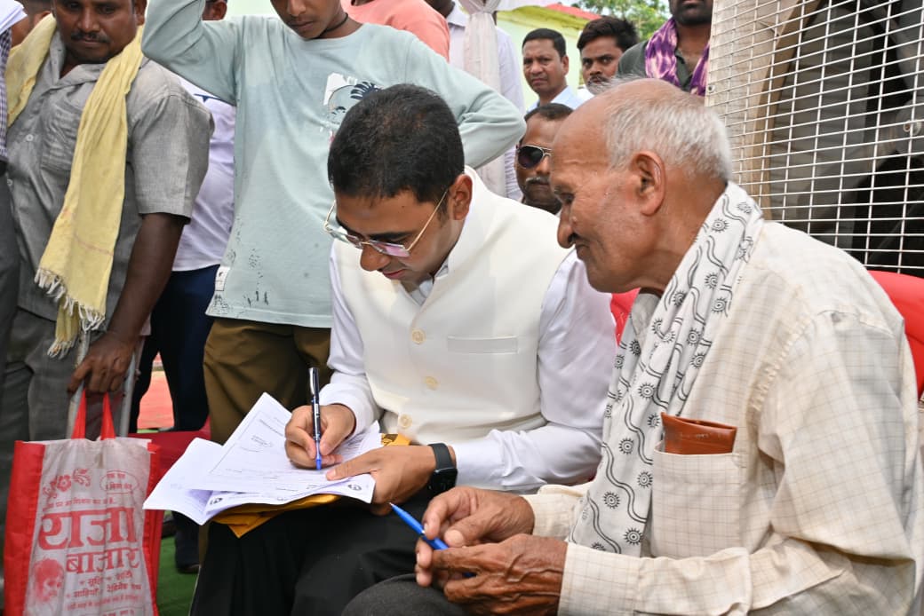 सुशासन शिविर में सामने आई संवेदनशील पहल, बलौदा बाजार कलेक्टर ने बुजुर्ग ग्रामीण के लिये लिखा आवेदन सुशासन शिविर में सामने आई संवेदनशील पहल, बलौदा बाजार कलेक्टर ने बुजुर्ग ग्रामीण के लिये लिखा आवेदन