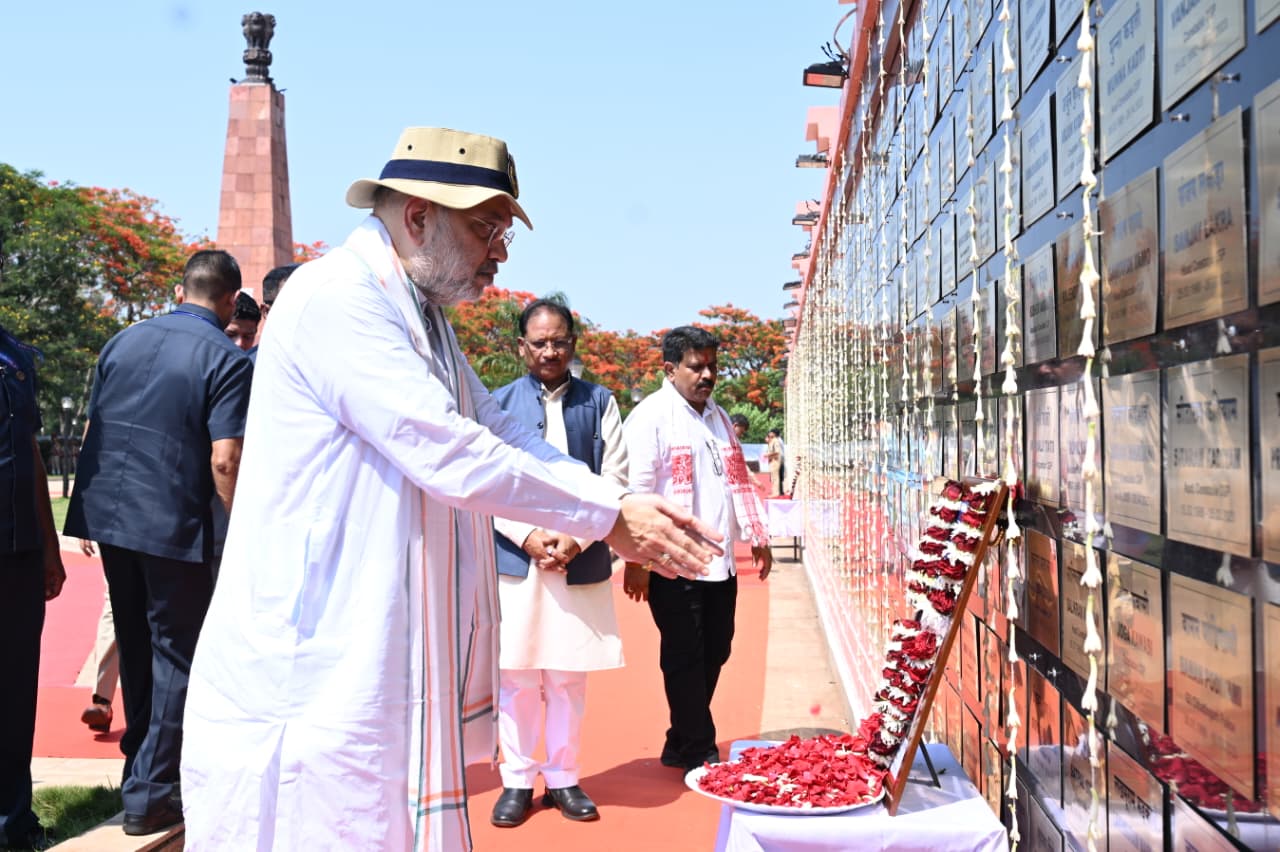 केंद्रीय गृहमंत्री श्री अमित शाह ने अमर वाटिका में शहीदों को दी श्रद्धांजलि, परिजनों से की आत्मीय मुलाकात