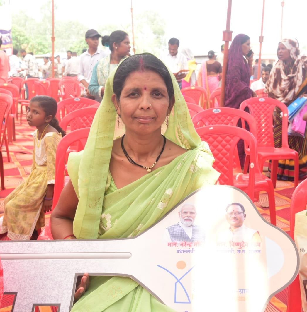 सावित्री नाग और मोनिका यादव के पक्के मकान का सपना हुआ पूरा