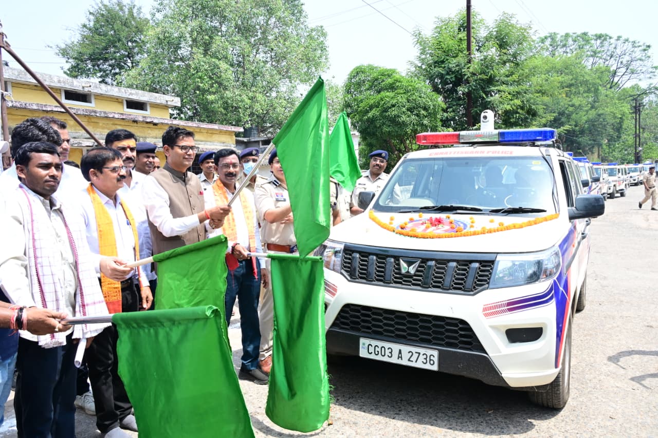 वित्त मंत्री श्री ओपी चौधरी ने रायगढ़ को मिली 16 अत्याधुनिक डायल-112 ईआरवी वाहनों को दिखाई हरी झंडी