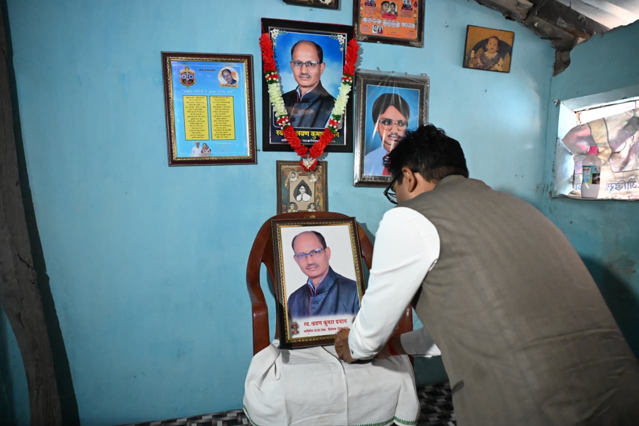 वित्त मंत्री श्री ओपी चौधरी ने दी श्रद्धांजलि श्री श्रवण प्रधान को वित्त मंत्री श्री ओपी चौधरी ने दी श्रद्धांजलि श्री श्रवण प्रधान को