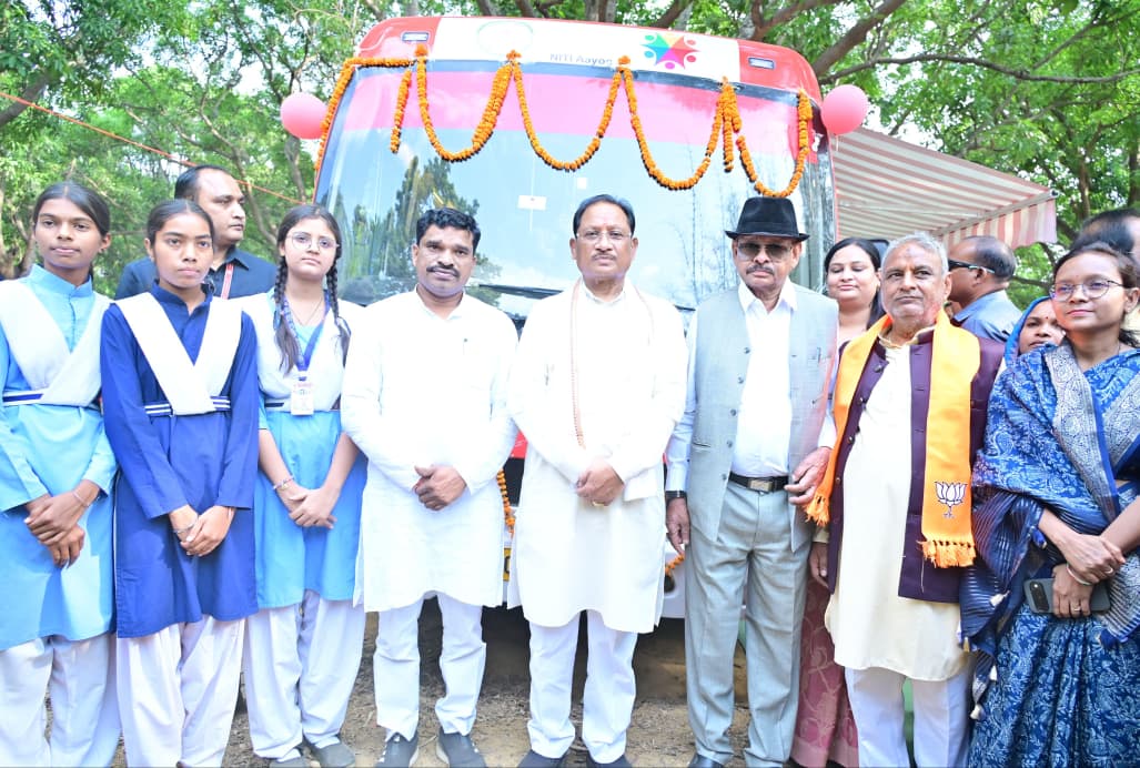 मुख्यमंत्री श्री विष्णु देव साय ने ‘कामयाबी वेन’ को दिखाई हरी झंडी : दूरस्थ गांवों के विद्यार्थियों तक पहुंचेगी डिजिटल शिक्षा की नई रोशनी