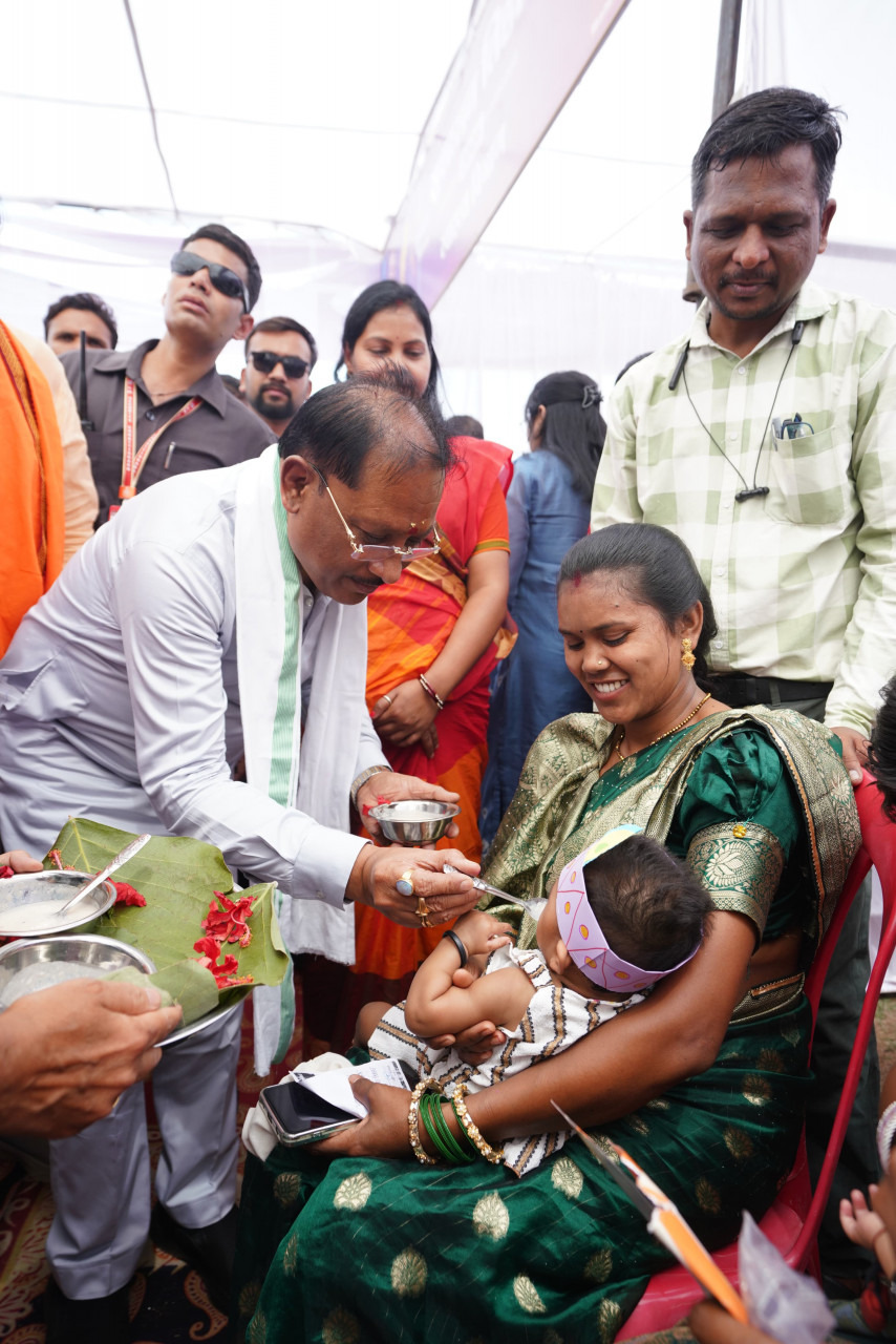 मुख्यमंत्री श्री विष्णु देव साय ने बच्चों को कराया अन्नप्राशन, गर्भवती महिलाओं की गोदभराई कार्यक्रम में दी शुभकामनाएं