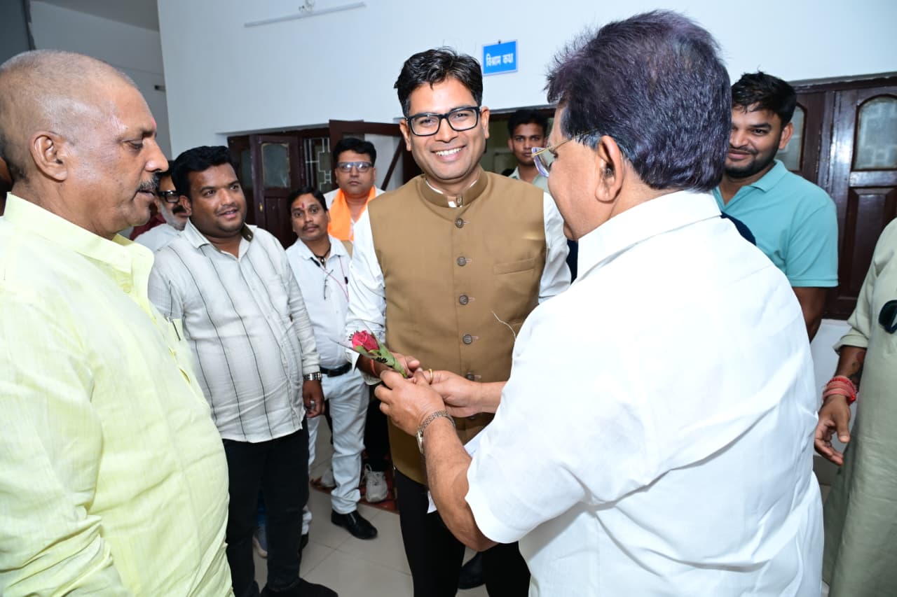 जशपुर सर्किट हाउस में वित्त मंत्री श्री ओपी चौधरी से जनप्रतिनिधियों और क्षेत्रवासियों ने की आत्मीय मुलाकात