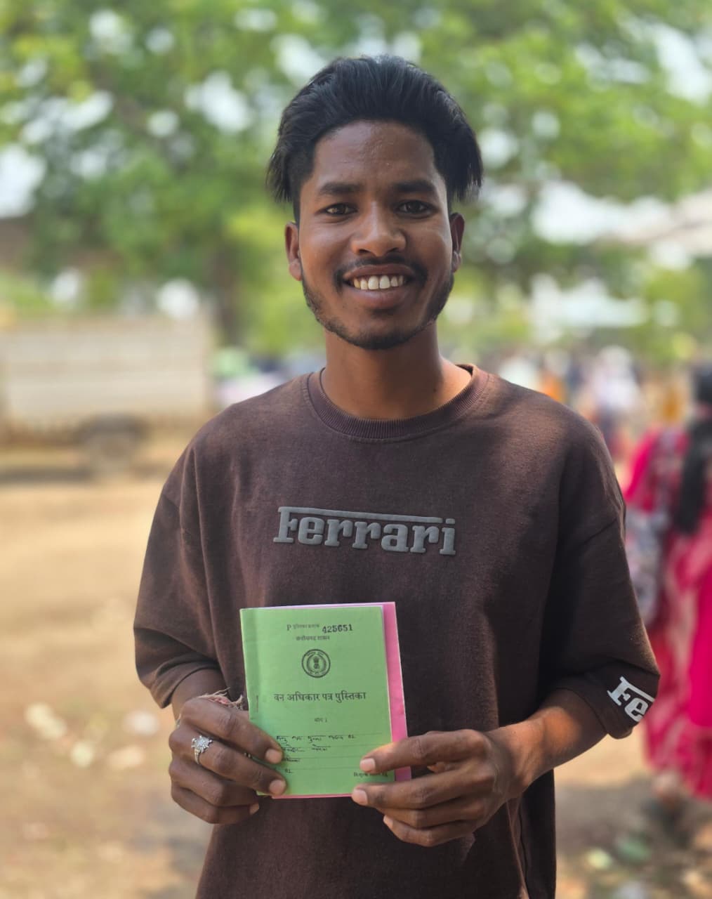 सुशासन तिहार बना जरूरतमंदों के लिए संबल: मन्नू को मिला वन अधिकार पत्र पुस्तिका, जताई खुशी