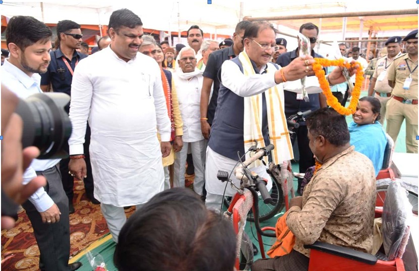 जब मुख्यमंत्री श्री साय ने थामा हाथ, तो दिव्यांग हितग्राही की जिंदगी में लौटी उम्मीद की रौशनी
