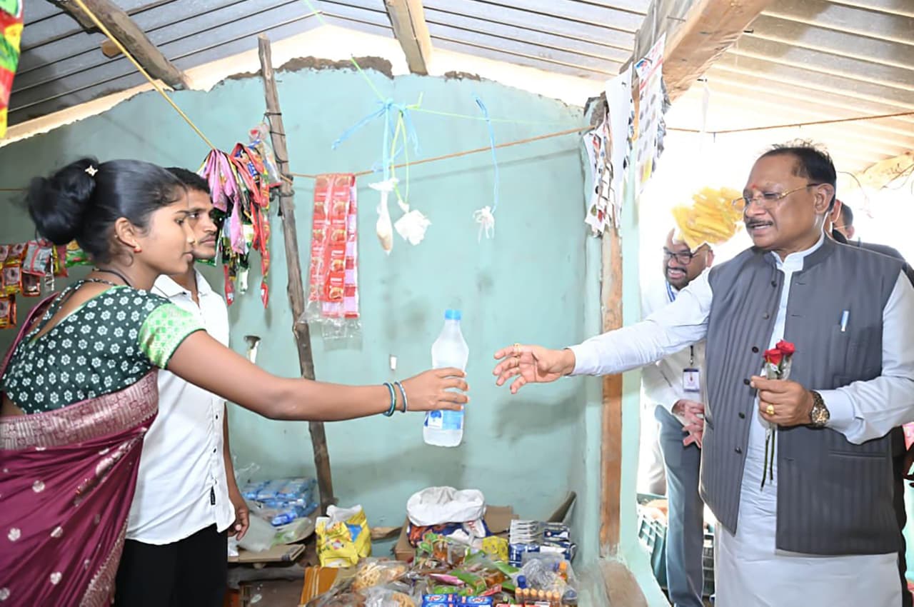 जब मुख्यमंत्री रुके एक छोटी-सी किराना दुकान पर… और सामने थी बदलाव की बड़ी कहानी
