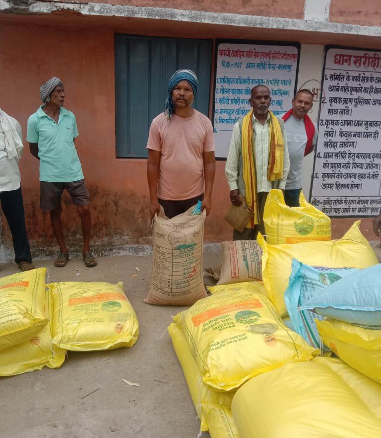 समय पर मिली खाद-बीज सामग्री, किसान मोहरसाय के चेहरे पर लौटी मुस्कान