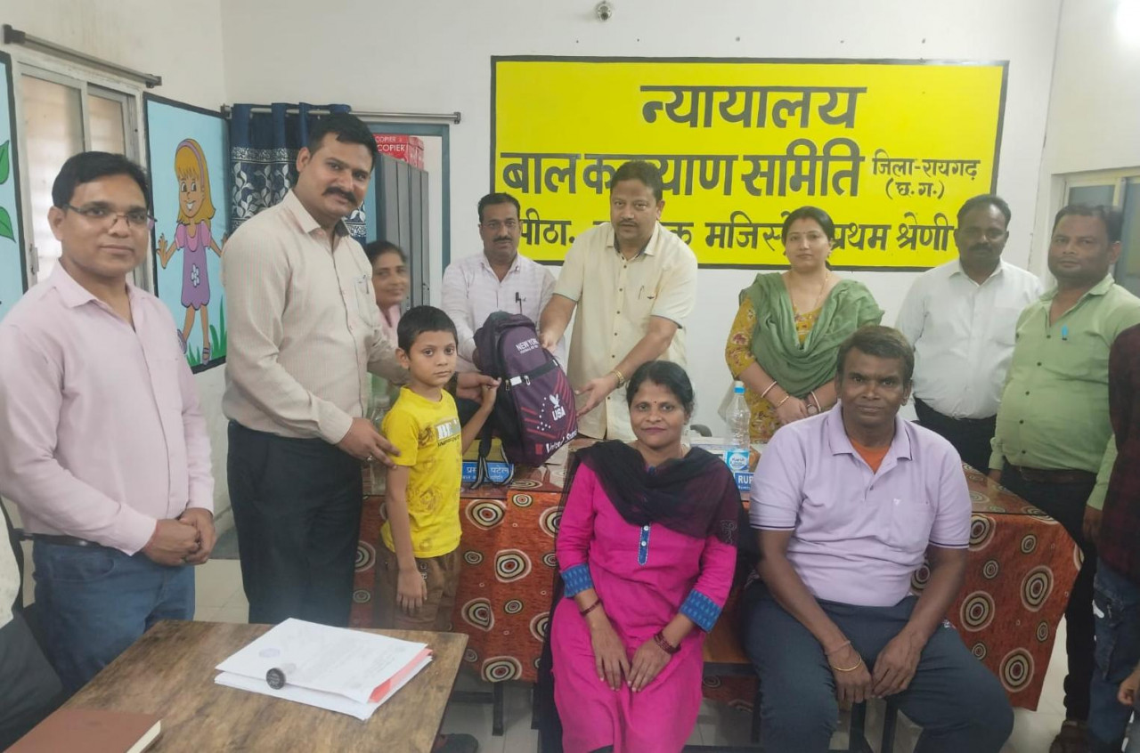 छत्तीसगढ़ में बाल संरक्षण की नई मिसाल : रायगढ़ में पहली बार समुदाय-आधारित फोस्टर केयर के तहत बालक को मिला पारिवारिक संरक्षण छत्तीसगढ़ में बाल संरक्षण की नई मिसाल : रायगढ़ में पहली बार समुदाय-आधारित फोस्टर केयर के तहत बालक को मिला पारिवारिक संरक्षण